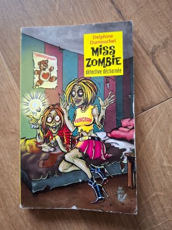 Livre Miss Zombie détective décharnée de Delphine Dumouchel en bon état