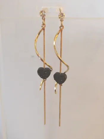 Boucles d'oreilles dorés avec coeur noir