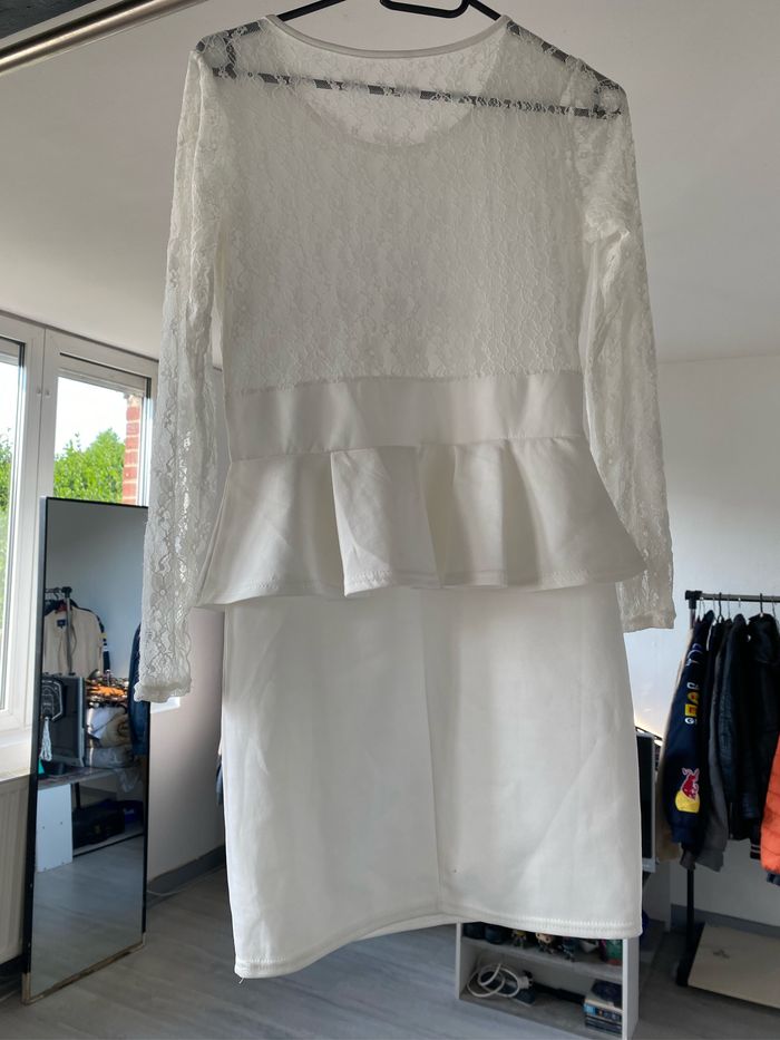 Robe blanche à dentelle - photo numéro 3
