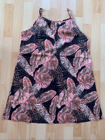 Superbe robe courte rose et noir à fleurs taille L