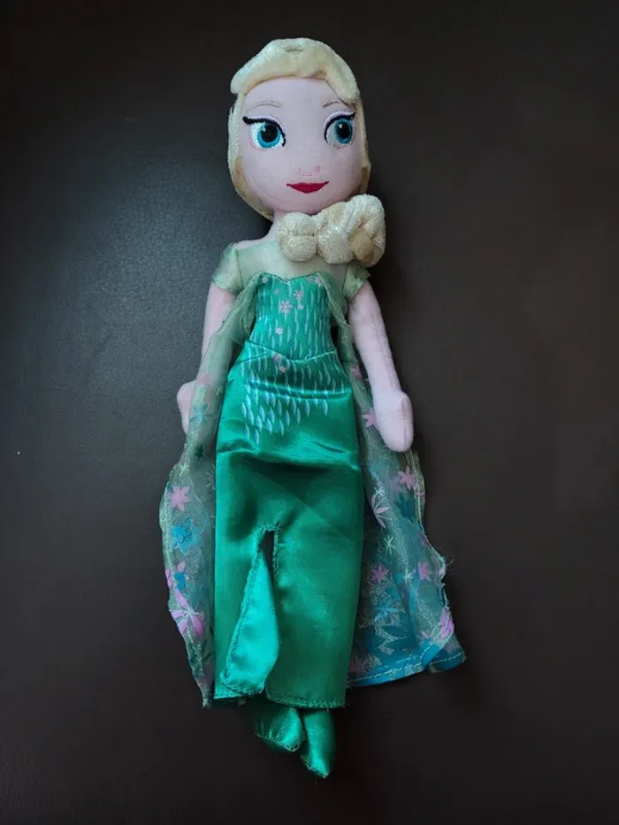 Disney Reine des Neiges Peluche Fever Elsa 25 cm