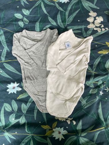 Lot 2 body kiabi et petit bateau 1 mois 