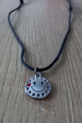 Collier Emoji en cordelette réglable. 