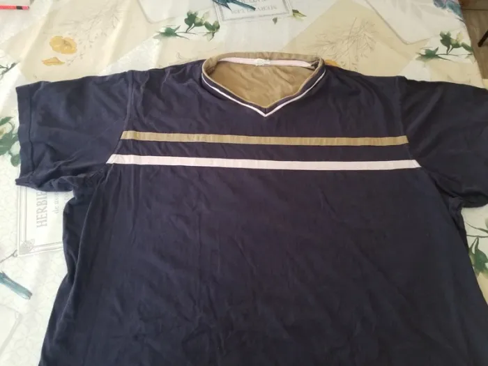 Tee shirt  col en V.