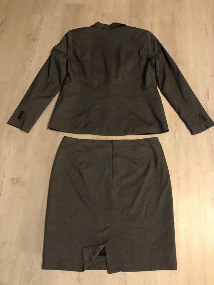 AN92: Tailleur veste/jupe gris effet fines rayures T 46/48 porté 1 fois - photo numéro 4