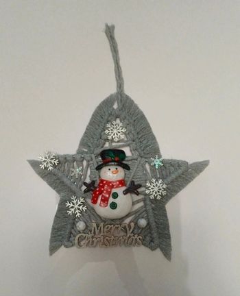 Etoile décorative en macramé avec petit bonhomme de neige