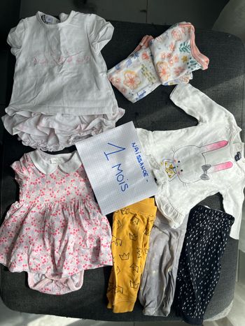 Lot vêtements fille taille 1 mois