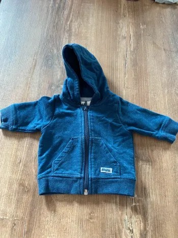 Veste à capuche.