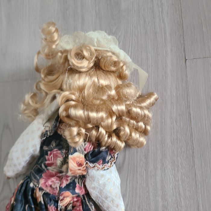 Poupée porcelaine - photo numéro 2