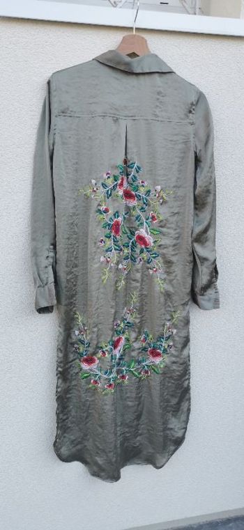 Chemise longue robe kaki fleur brodée