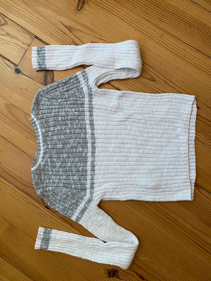 Pull court Hollister XS, gris et blanc prêt du corps - photo numéro 4