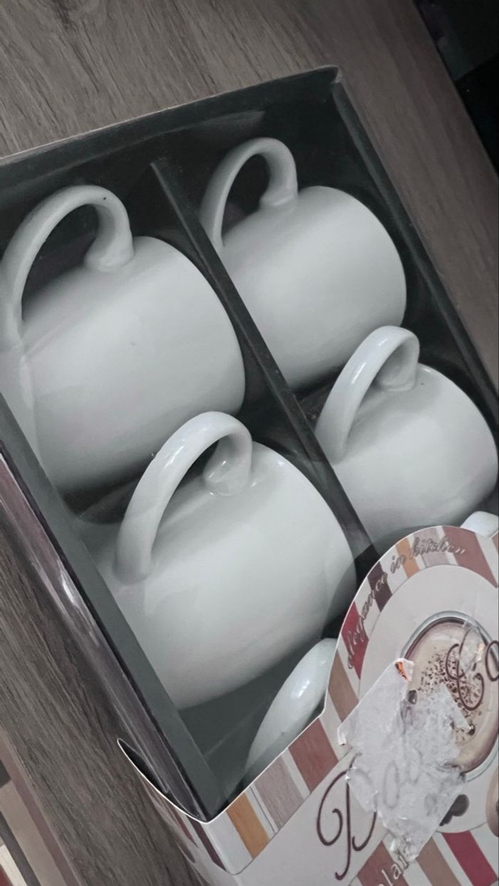 Tasses à café neuves en porcelaine - photo numéro 2