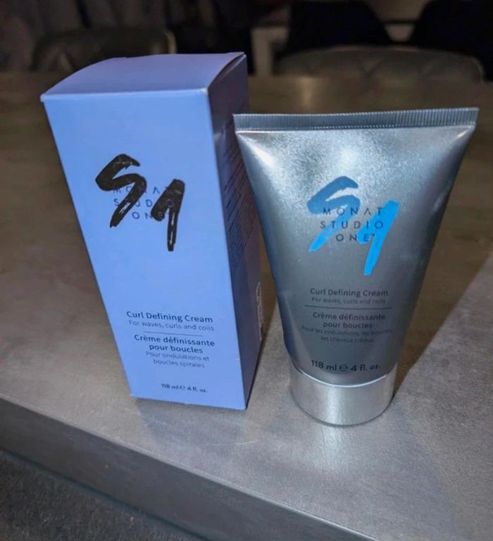 Crème définissante pour cheveux bouclés NEUVE