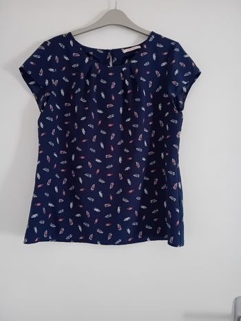 Petit haut bleu à motifs