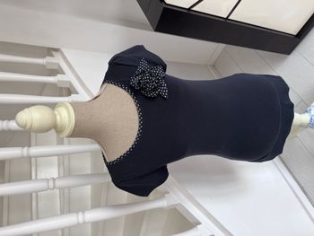 Blouse manches courtes Camaieu bleu marine et fleur à pois blancs ainsi qu’au col