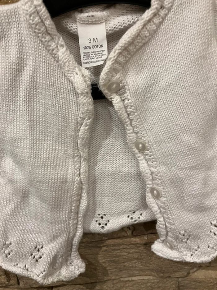 Boléro 3 mois blanc parfait état - photo numéro 2