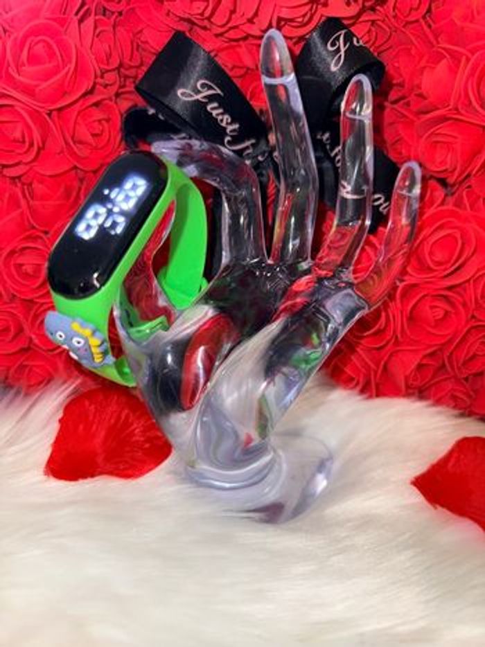 🦕 Montre connectée verte pour enfant – Affichage LED & design dinosaure ! 🦕 - photo numéro 2