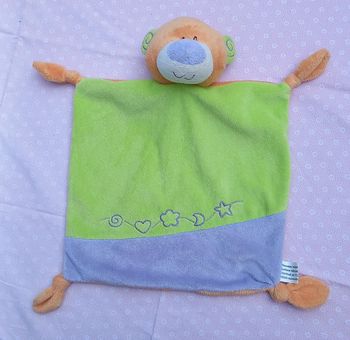Doudou plat ours grelot vert , violet et orange - Broderie