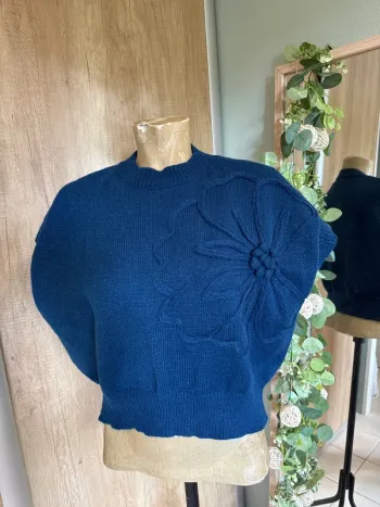 Très joli pull court sans manches femme