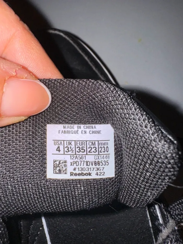 Baskets Marque Reebok pointure 35 noire et dorées - photo numéro 5