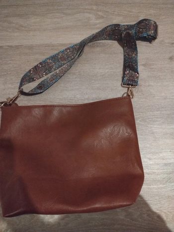 Sac marron style vintage avec sangle coloré