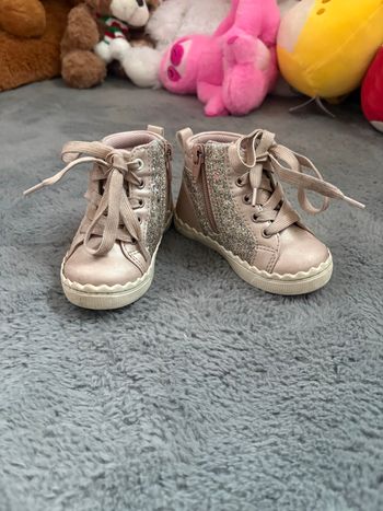 Baskets montantes bébé fille roses pailletées ✨