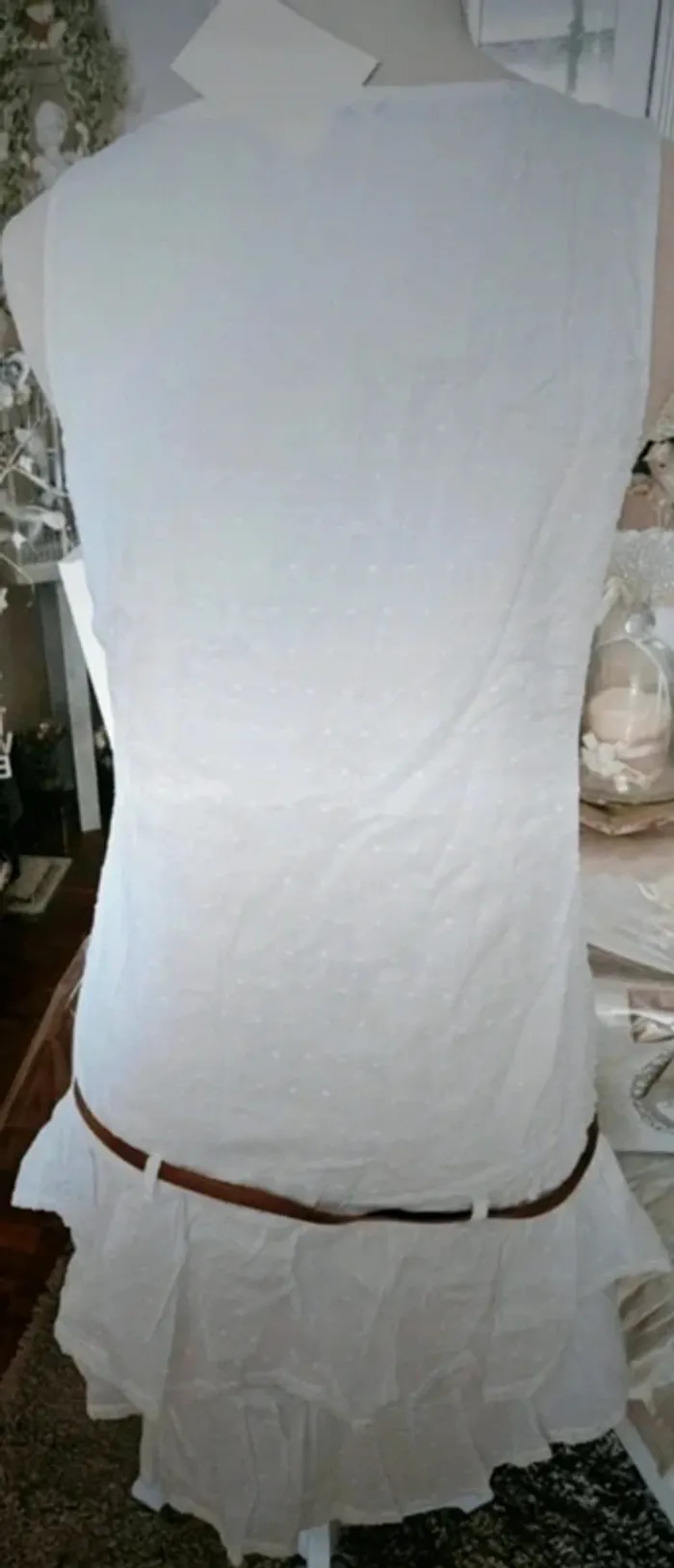 Robe blanche volantée sans manches dentelle Taille 38/40 Neuve - photo numéro 3