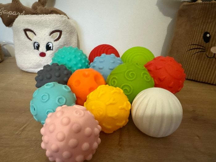 Lot de 12 balles sensorielles - tailles, formes et couleurs différentes - Infantino - photo numéro 5