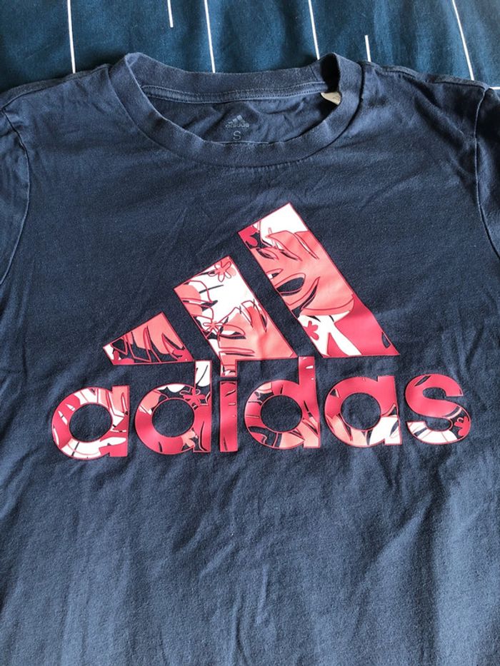 T shirt adidas bleu et rose - photo numéro 2