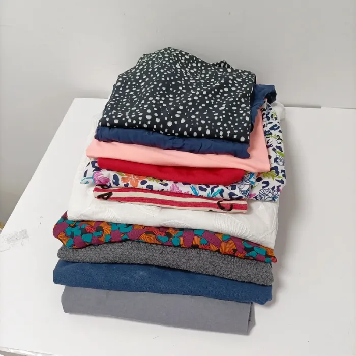 11 hauts femme multi tailles t-shirts débardeurs et tops variés LOT036