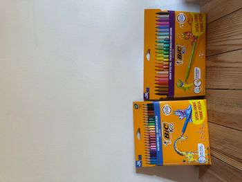 Fournitures scolaires : 24 Crayons de couleur + 24 Feutres Bic Kids