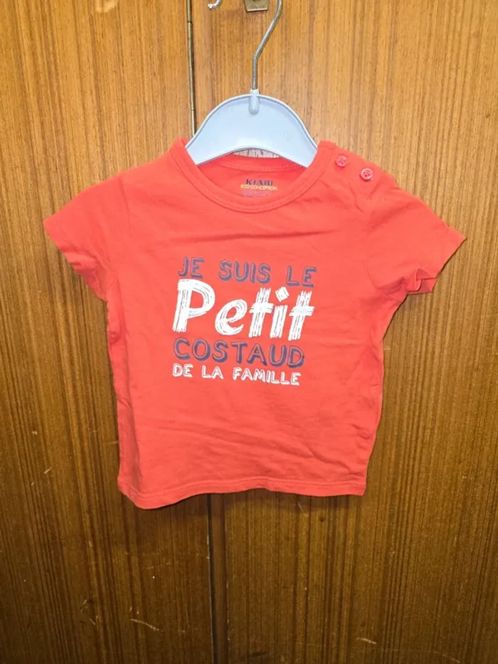 T-shirt bébé garçon Kiabi rouge “Petit costaud de la famille”