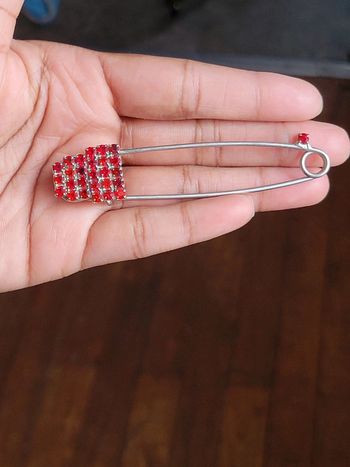 Broche épingle rouge