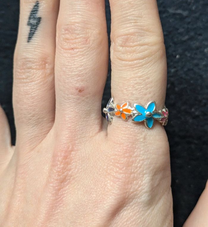 Bague en acier avec des fleurs