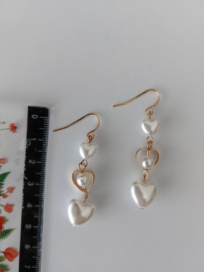 Boucles d'oreilles pendantes  - cœur blanc  - bohème coquette 🌸 - photo numéro 4