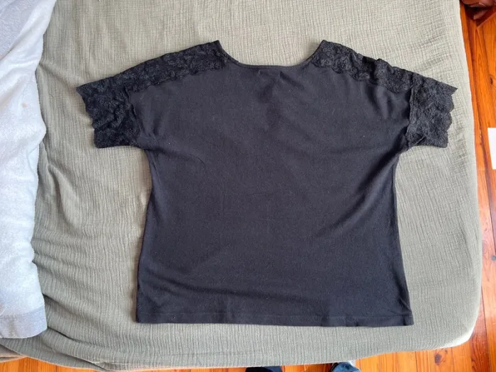 TEE shirt noire épaule dentelle - photo numéro 2
