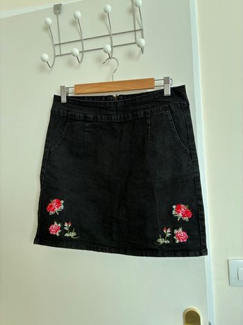 Jupe noire en jean avec broderie fleur Eldys – Taille 38 – Très bon état