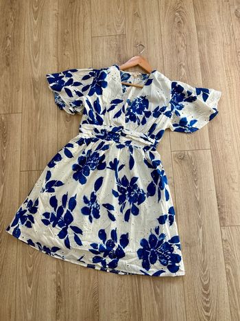 Robe brodée en coton motifs bleus