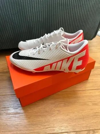Nike Crampon Vapor 15 Club blanche et rouge