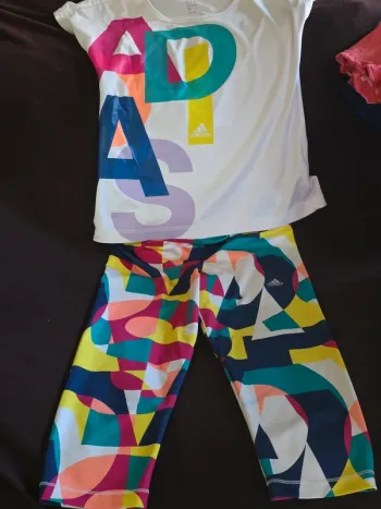 Ensemble coloré tee-shirt manches courtes et cycliste