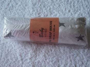 Drap housse blanc avec des étoiles grises Baby Fitted neuf Dimension 60 x 120 cm