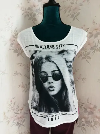 Tee-shirt blanc et blanc avec photo fille cool / gémo / (S)