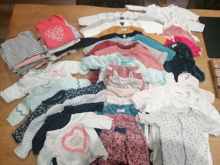 Lots 62 articles taille 1 mois fille