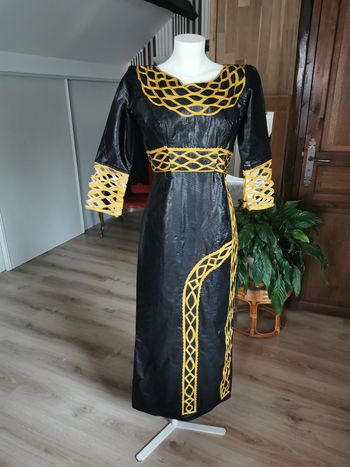 Robe noire et dorée en wax style afro-chic
