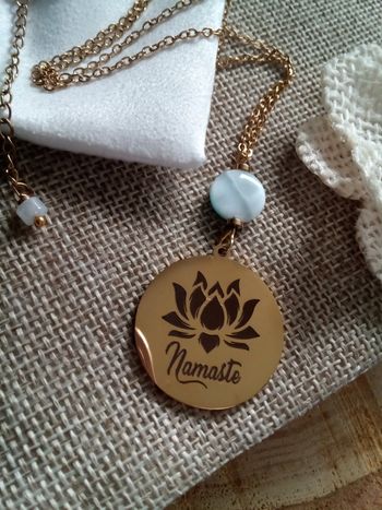 Collier médaillon namasté et pierre de larimar