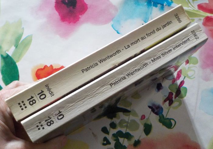 2 Patricia Wentworth La mort au fond du jardin et Miss Silver intervient Ed. 10/18 - photo numéro 3