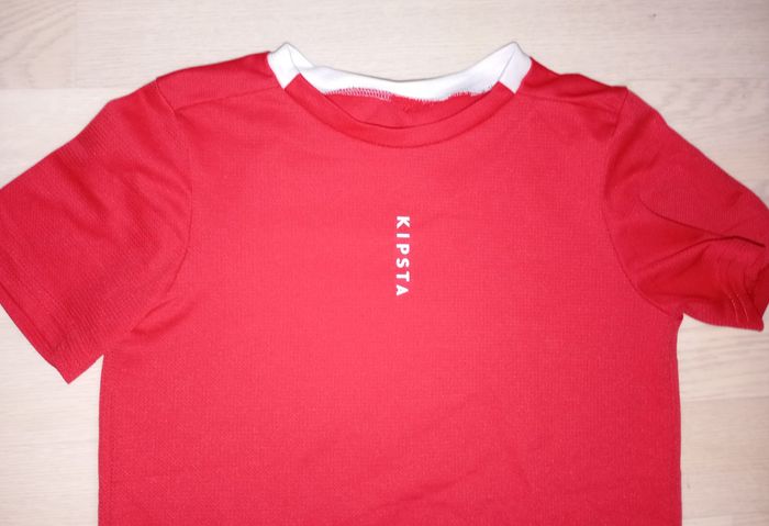 Tee-shirt rouge et blanc sport football Kipsta
T. 6 ans - photo numéro 2
