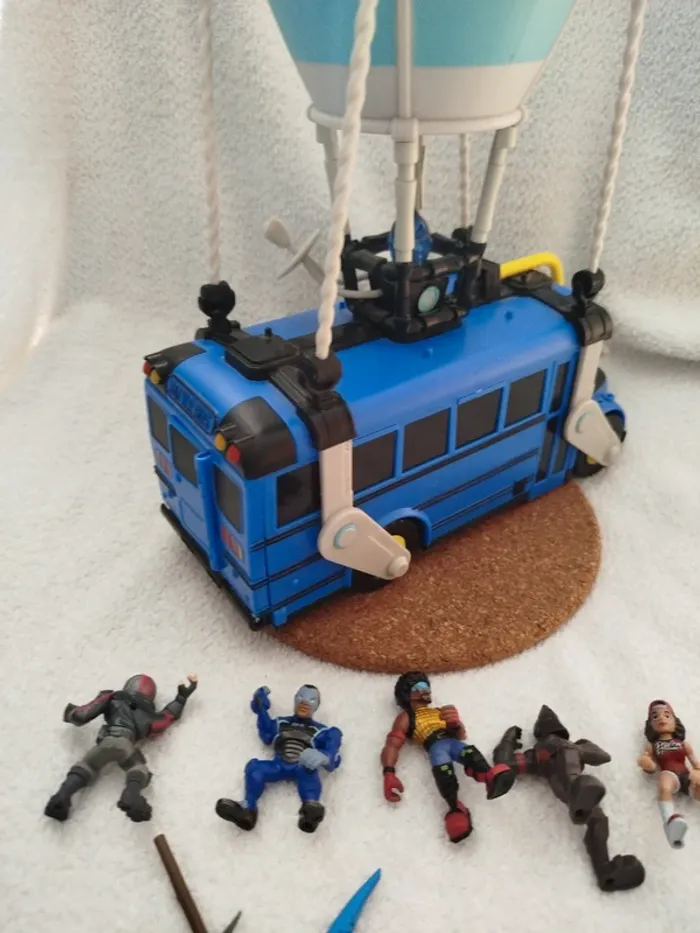 Bus Fortnite et personnages - photo numéro 5