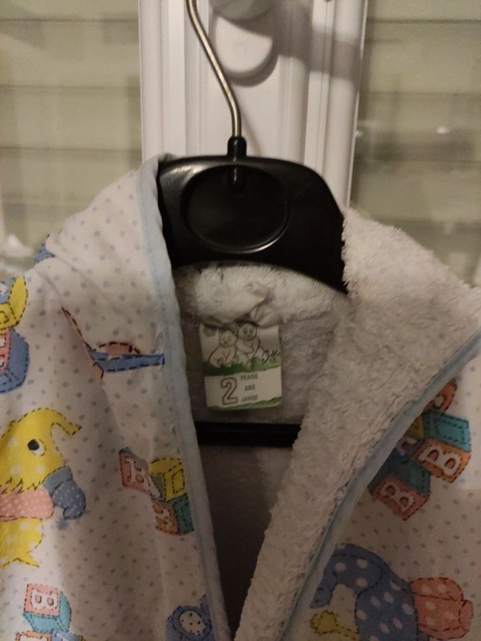 Magnifique peignoir garcon en 2 ans - photo numéro 3