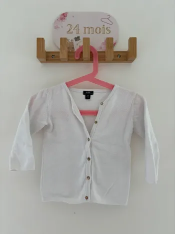 Gilet blanc Kiabi 24 mois fille – Très bon état, doux & élégant